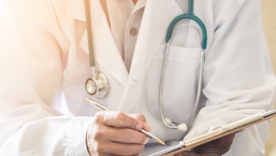 médico