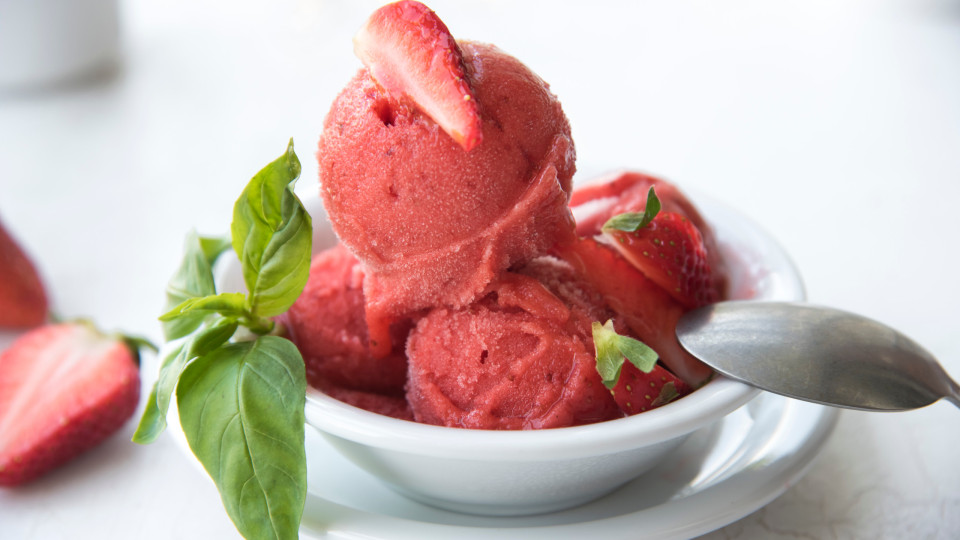 gelado morango manjericão