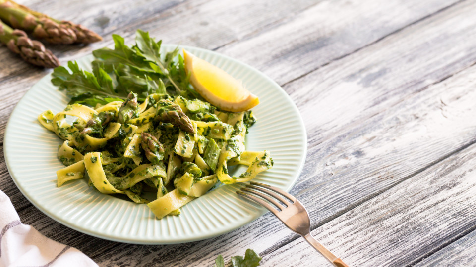 massa queijo e espargo